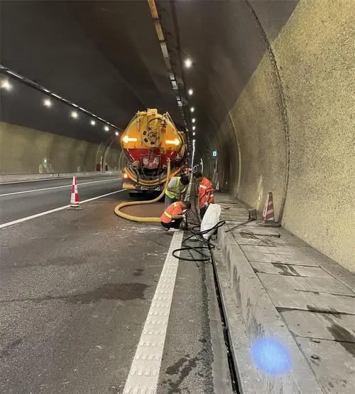 崇阳隧道排水渠清淤